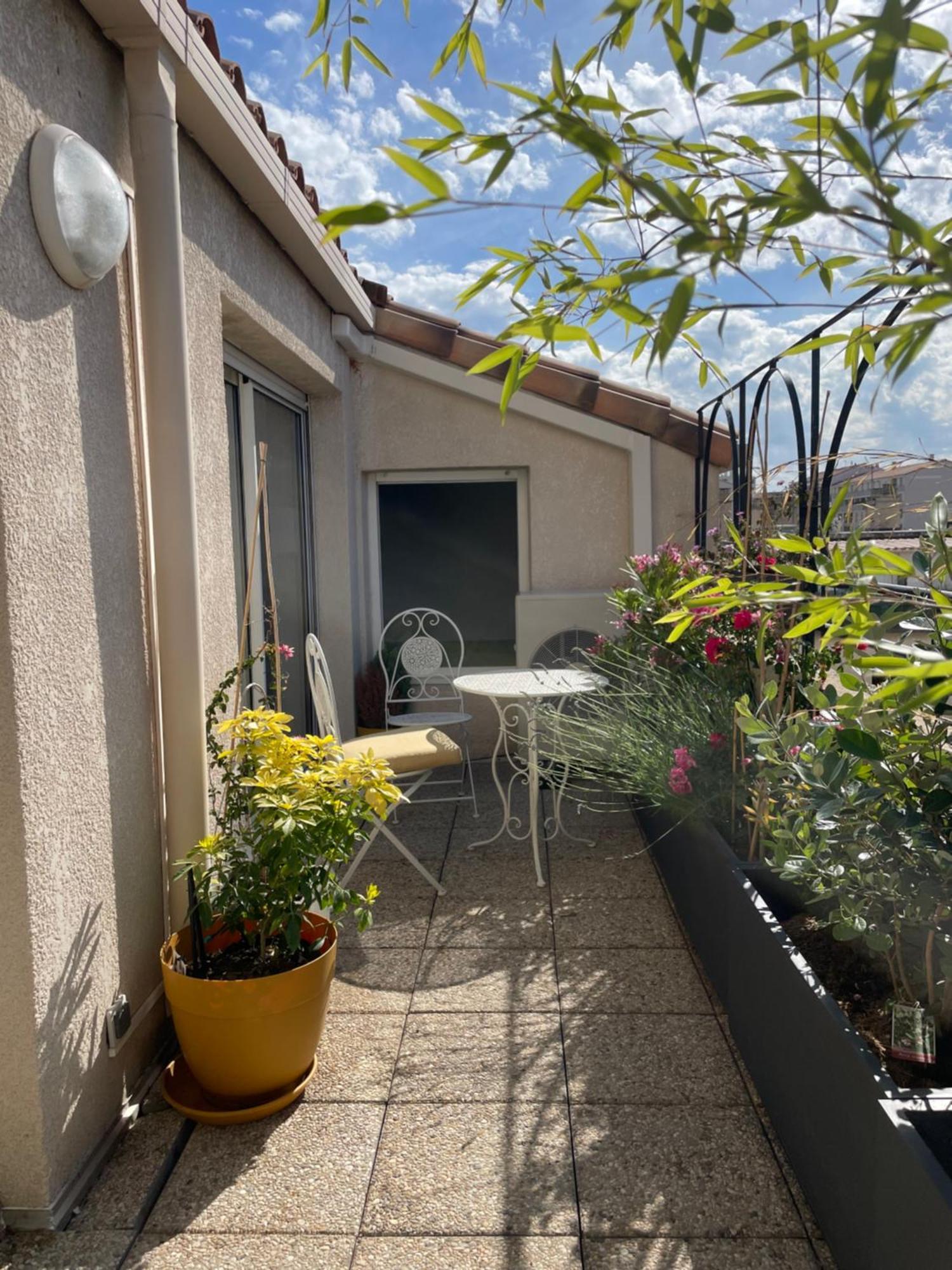 Prado Spacious And Sunny Loft In Apartment